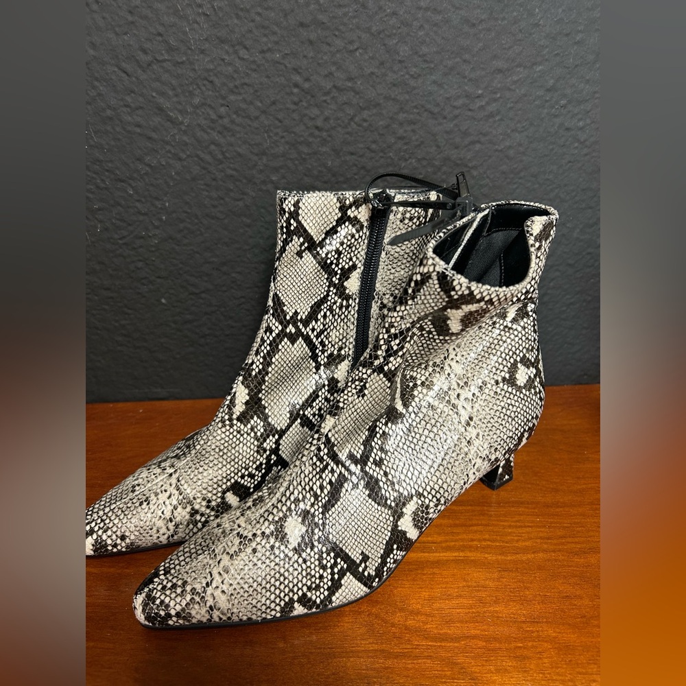 NWOT Steve Madden Women Kapital Snakeskin Print Kitten Heel Boots,Sz 7